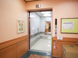 明るい廊下とエレベーター