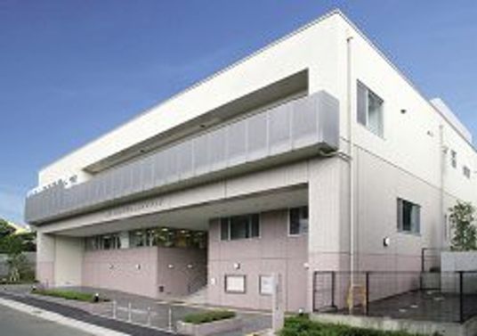 落ち着いた建物の外観