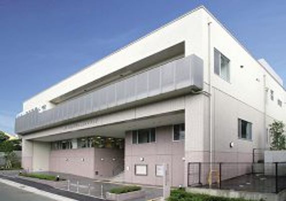 落ち着いた建物の外観