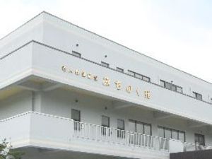 白い外観の建物