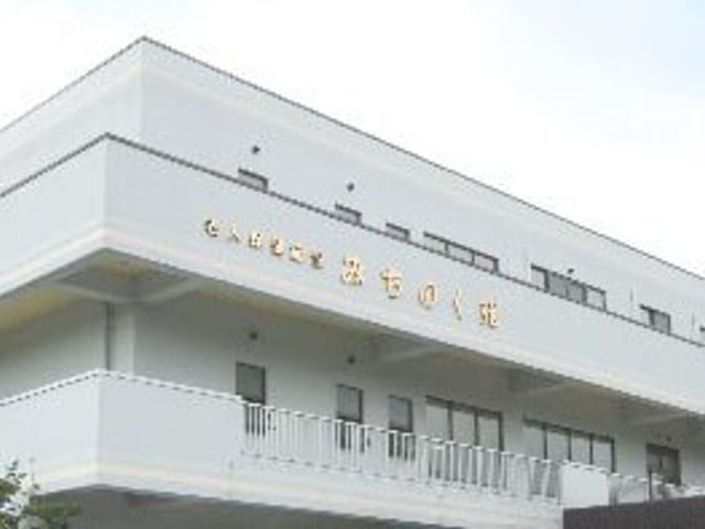 白い外観の建物 外観 淡い色の外観が印象的な建物です。清潔感のあるデザインが特徴的です。