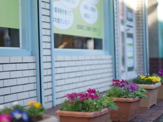 花壇のある外観  
