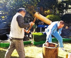 庭での餅つき体験