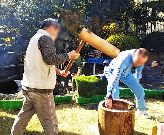 庭での餅つき体験