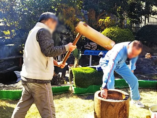 庭での餅つき体験 庭 青空の下、庭で行われる餅つきです。自然に囲まれた中でのイベントは、入居者に楽しいひとときを提供します。