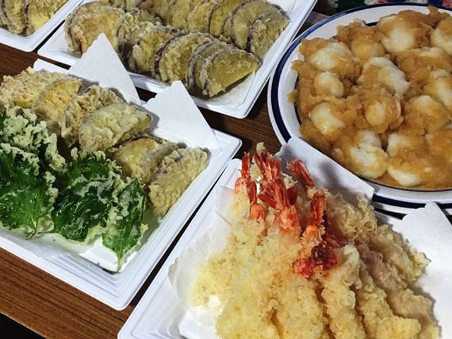 多彩な料理の盛り付け 食堂 ボリュームのある華やかな料理が並ぶ食堂です。料理を通じて利用者の方々に食事の喜びを提供します。