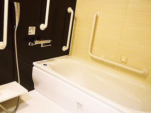 手すり付き清潔な浴室