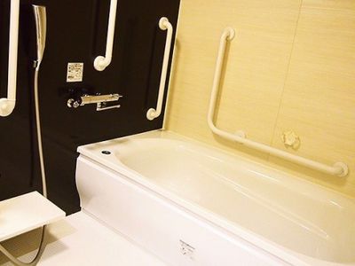 手すり付き清潔な浴室