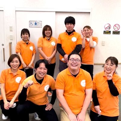 笑顔のスタッフの集合写真