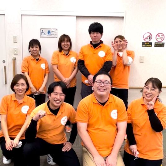 笑顔のスタッフの集合写真