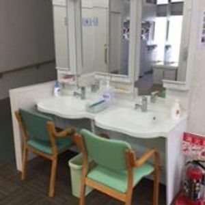 二つの椅子の洗面台