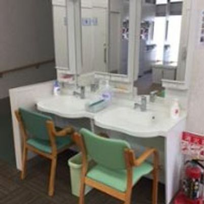 二つの椅子の洗面台