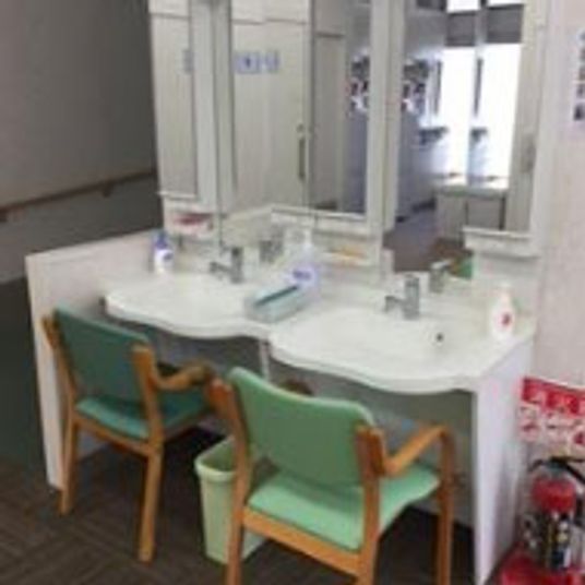二つの椅子の洗面台