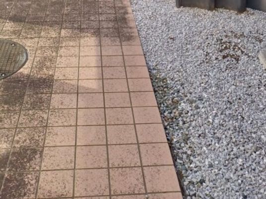 タイル張りの屋外通路  