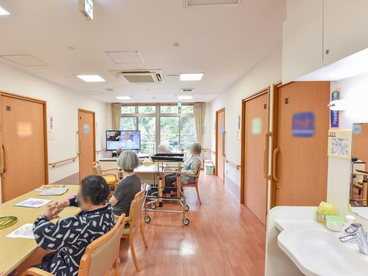 居室で過ごす人々