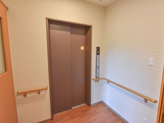 エレベーター前の廊下