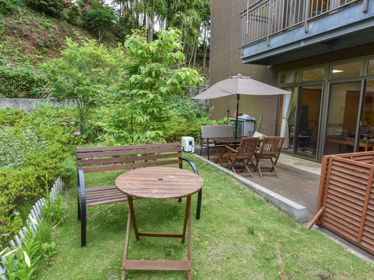 緑豊かな庭の憩いの場