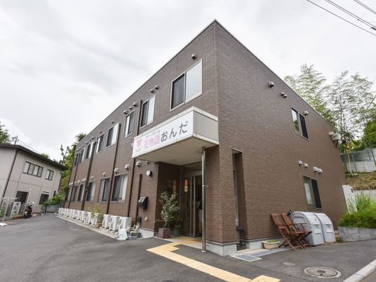 明るい外観の施設のエントランス