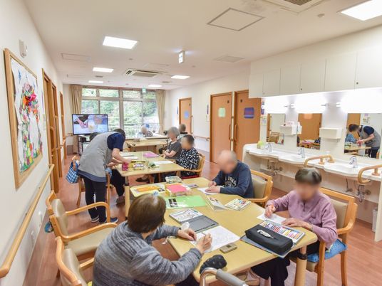 多機能空間で過ごす人々