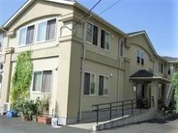 明るい建物のエントランス