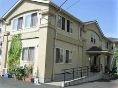 温かみのある外観の建物