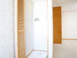シンプルな浴室と廊下