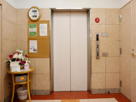 エレベーターの前の空間