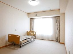 明るい居室のベッドエリア