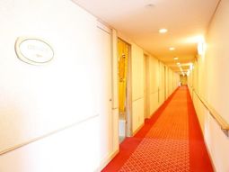 明るい廊下の風景