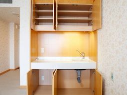 明るい洗面台のある居室