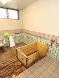 木製の浴槽と浴室の様子