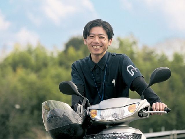 笑顔のスタッフとバイク 外出支援を積極的に行う明るい表情のスタッフがいて、利用者様の快適な生活をサポートしています。