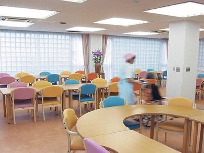 カラフルな椅子のある食堂