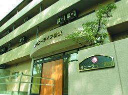 快適な外観の施設入口