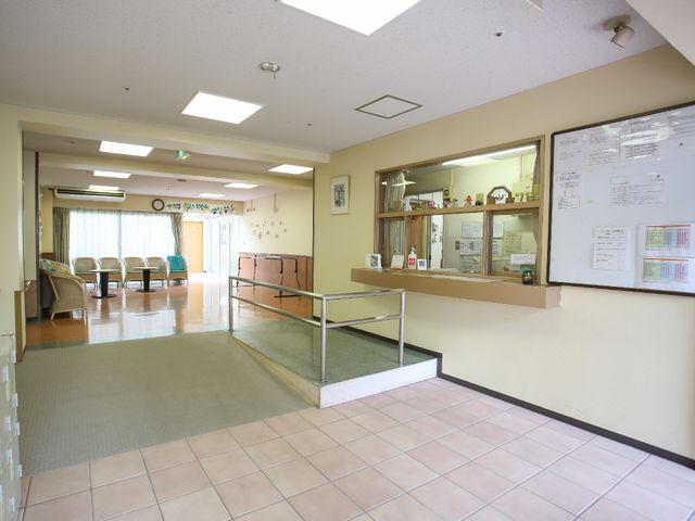 明るい待合スペース 玄関 清潔感のあふれる待合室で、落ち着いた雰囲気が漂っています。包み込まれるような安心感があり、静かな時間が流れています。