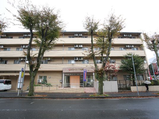 街路樹に囲まれた建物外観