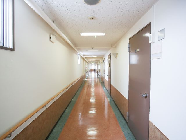 清潔な長い廊下 廊下 手すり付きの廊下は明るく、日常の巡回に適した設計です。