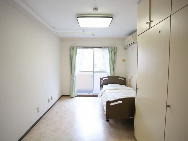 快適な居室内景観 居室 清潔感のあふれる室内でゆったりとした時間を過ごせます。明るい窓辺には心地良い光が差し込んでいます。