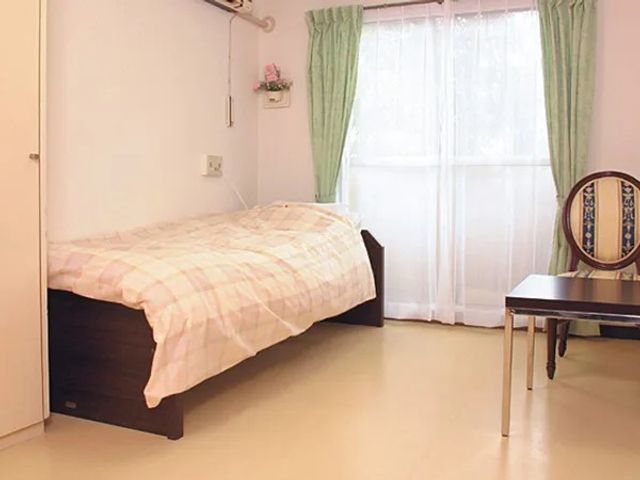 明るい居室 居室   大きな窓から光が入り、ゆったり使える居室です。ベッド横にテーブルもあり、くつろぎやすい空間です。