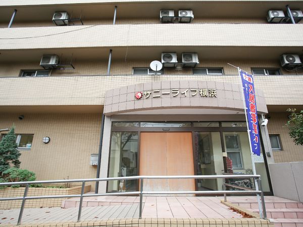 清潔感のある施設エントランス