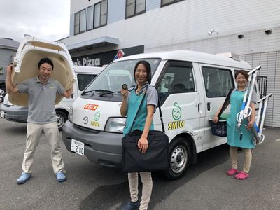 笑顔のスタッフと車両