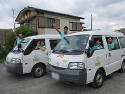 笑顔のスタッフと車