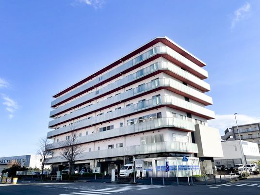 モダンな外観の建物