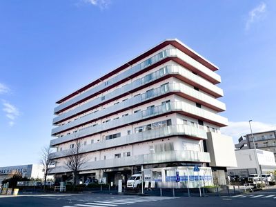 モダンな外観の建物