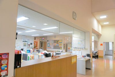 受付カウンターのある内観