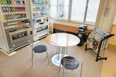 新聞が置かれた休憩室