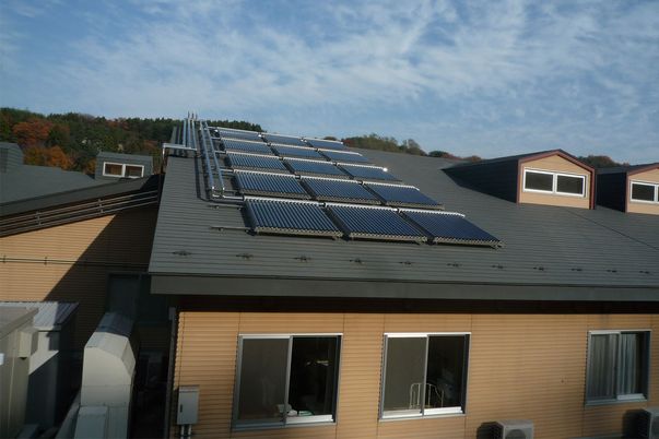 自然の中の広々とした建物