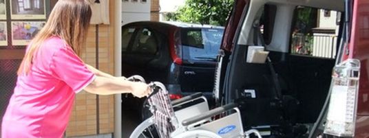 車椅子を運ぶ様子