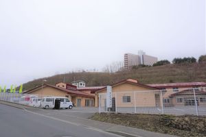 落ち着いた外観の建物