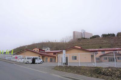 落ち着いた外観の建物